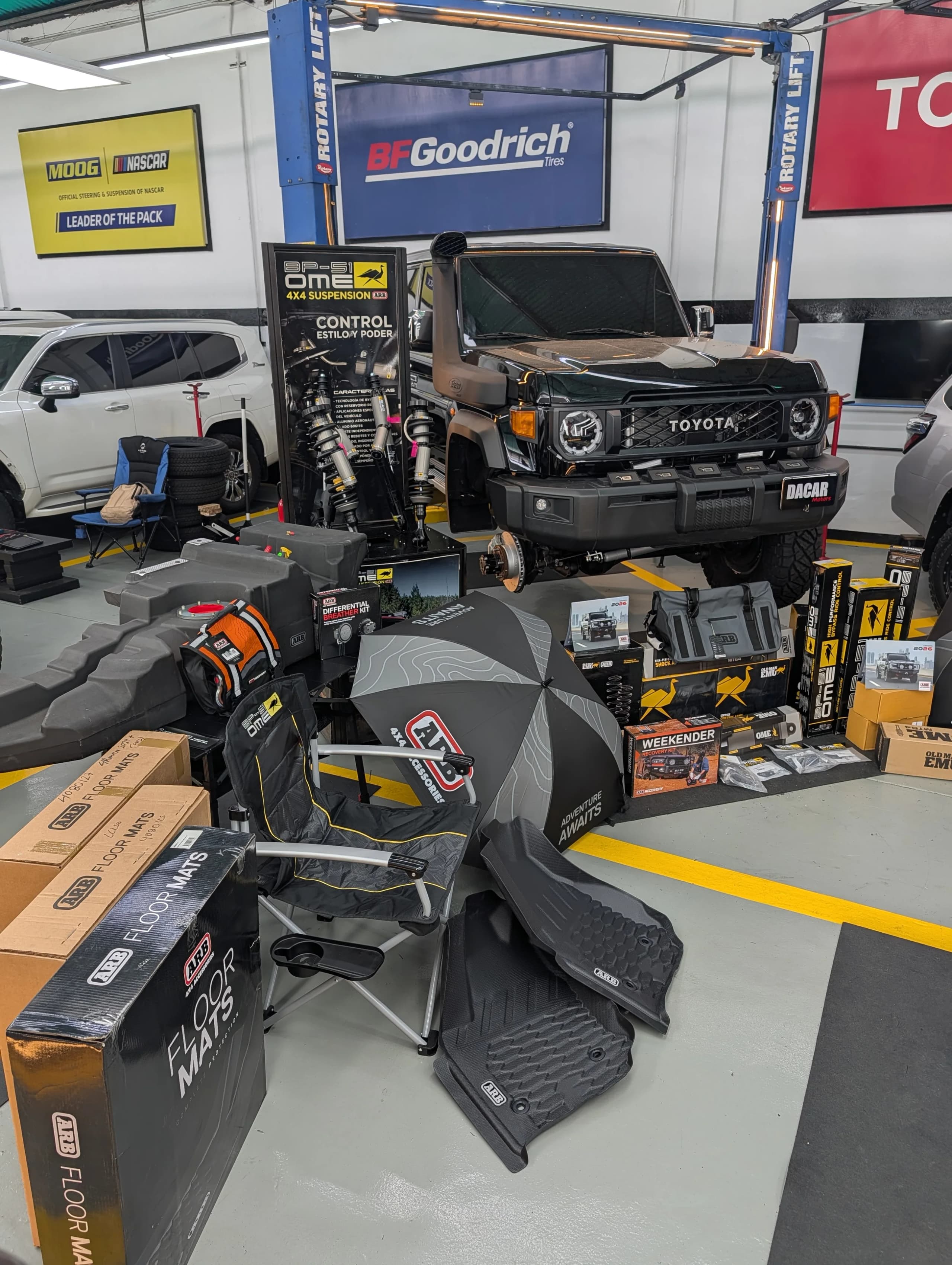 Almacén de Dacar Motors con equipamiento ARB y suspensiones Old Man Emu en existencia