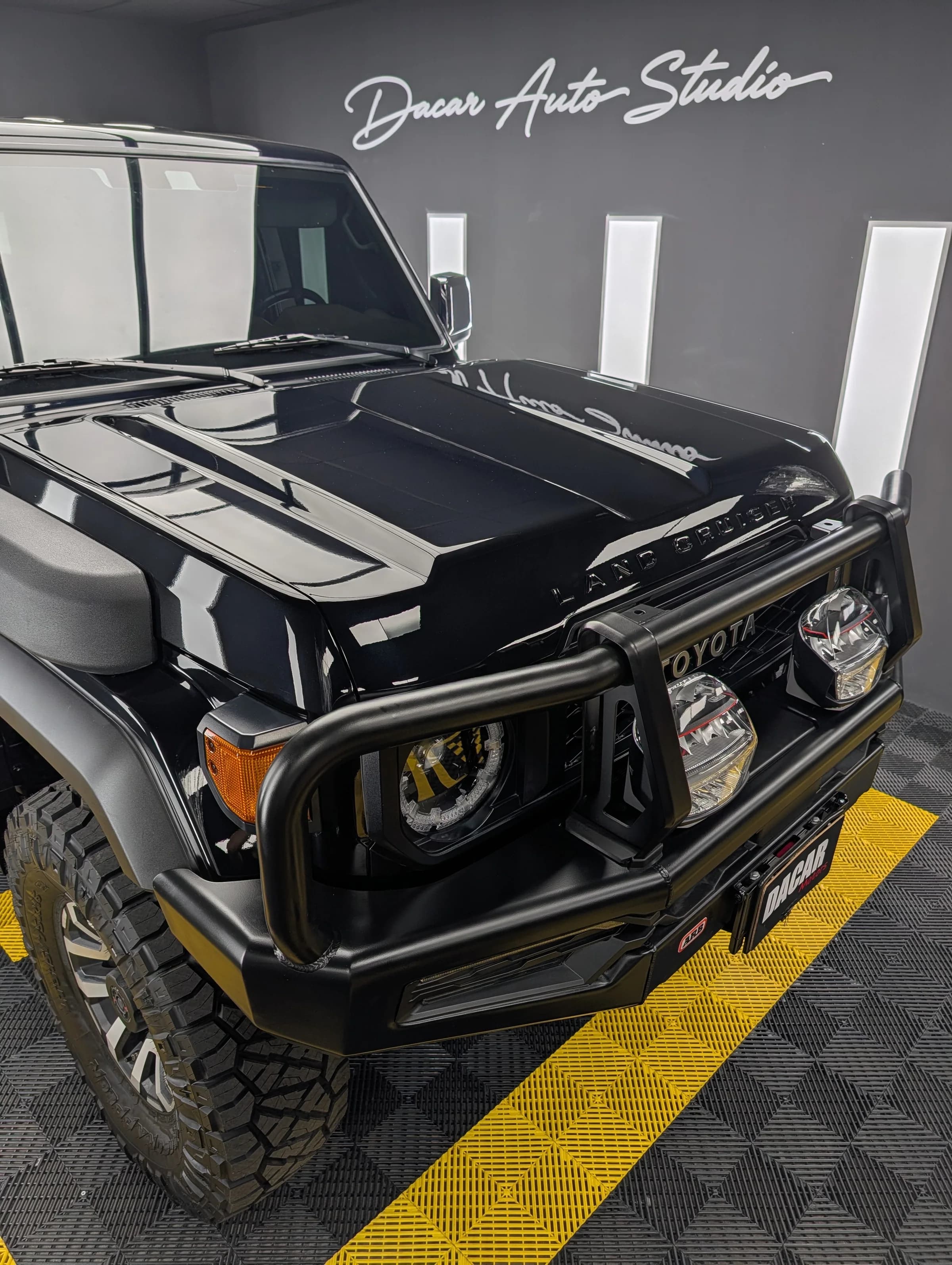 Land Cruiser 70 preparado, vista frontal con iluminación auxiliar