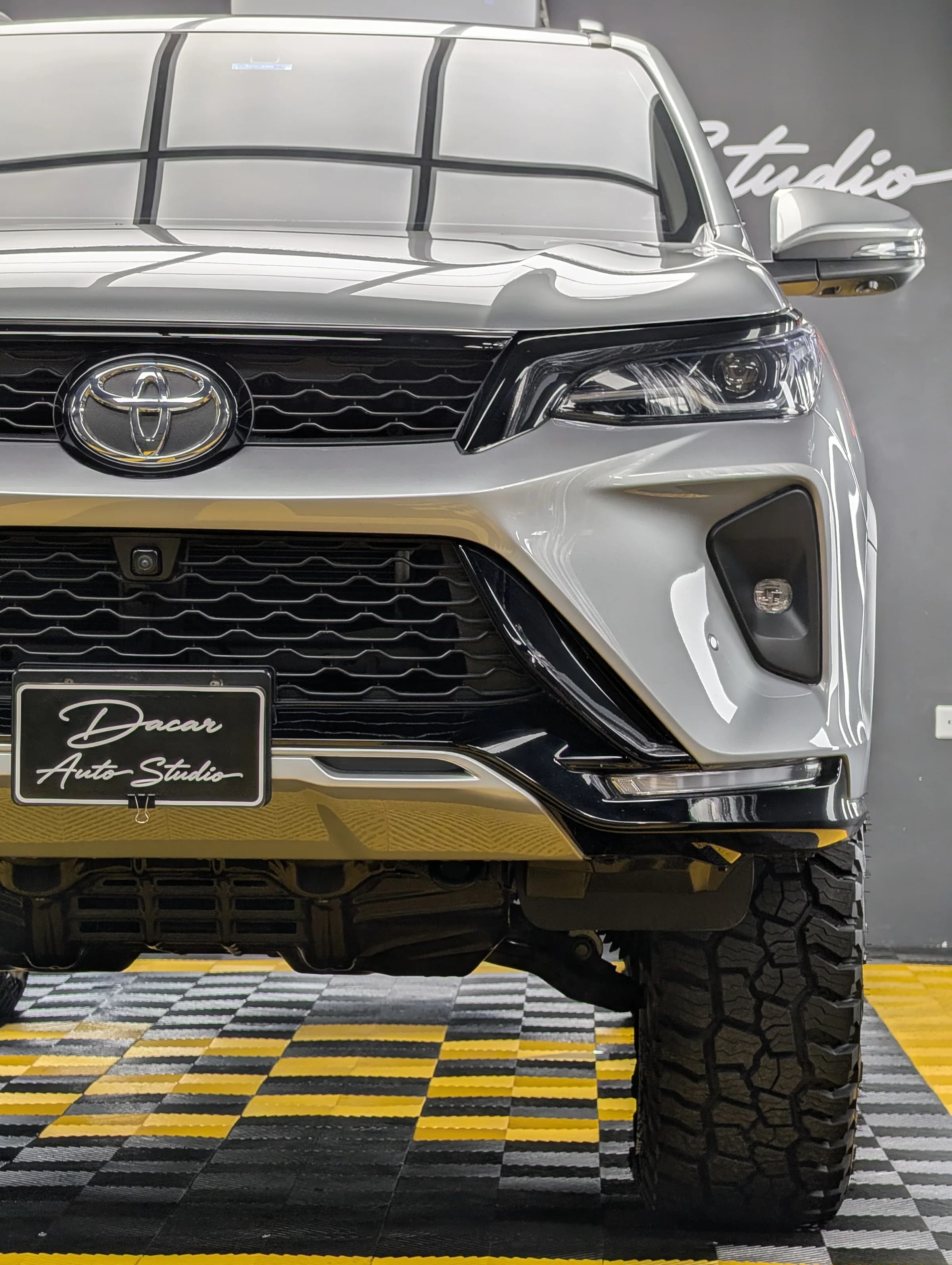 Detalle de frontal y despeje de una Toyota Fortuner preparada por Dacar